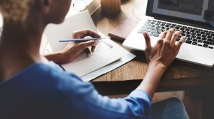 perbedaan submission fee dan APC